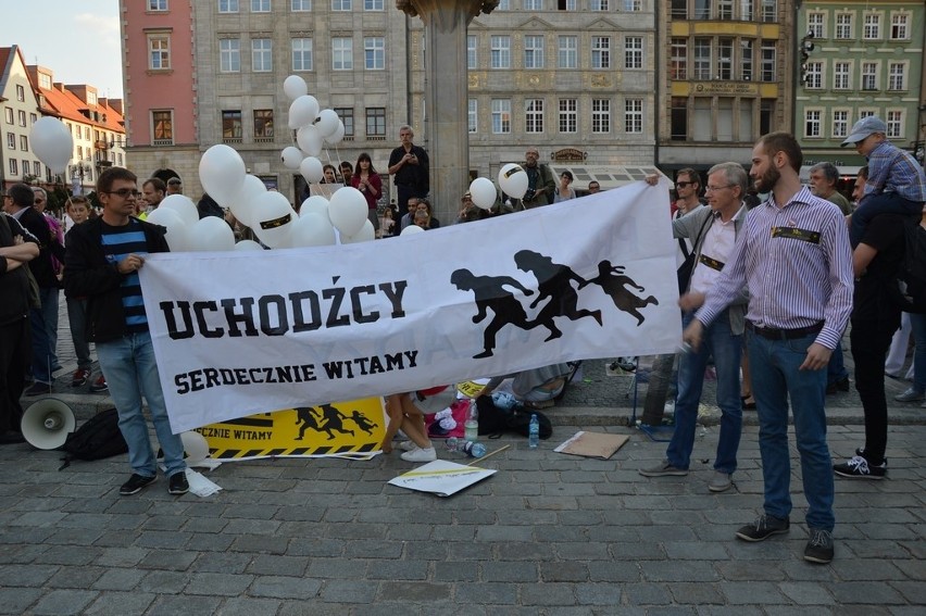 Wrocławianie wyrazili solidarność z uchodźcami. Pikieta w Rynku (ZDJĘCIA)