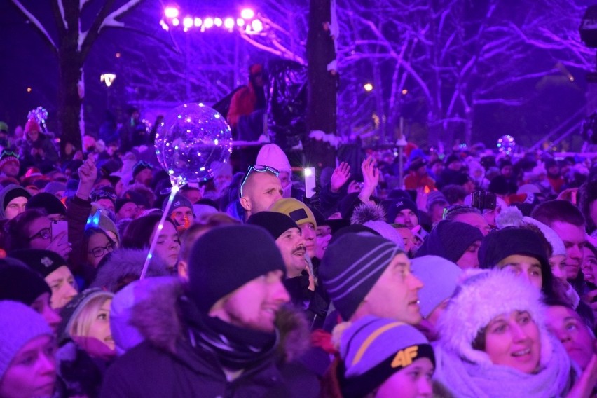 Sylwester 2018 w Zakopanem. Tak na Równi bawiła się publiczność oraz VIPy (w tym marszałek sejmu)