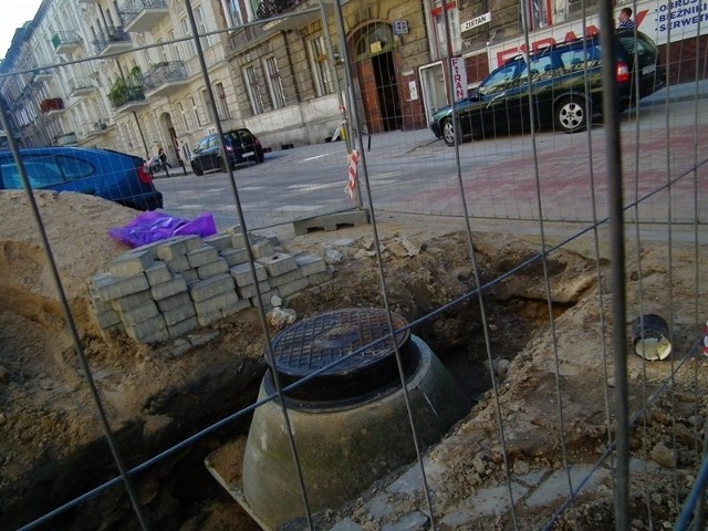 Na ulicy Staszica położyli asfalt i kostkę chodnikową, żeby potem ją zdemontować