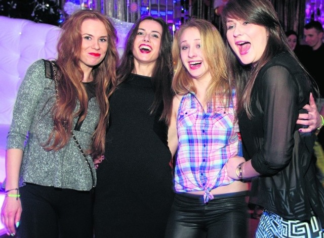 Monia, Julita, Iwona, Gosia i Renata mikołajkowy wieczór postanowiły spędzić na zabawie na ultravioletowym parkiecie.