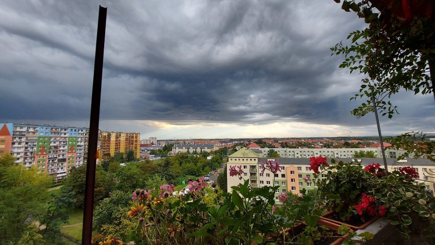 Nagle zrobiło się czarno. Niesamowite niebo przed burzą we Wrocławiu i na Dolnym Śląsku [WASZE ZDJĘCIA]