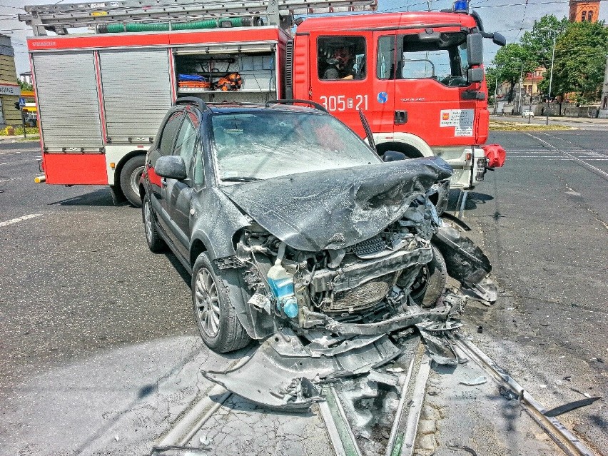 Wypadek na Przybyszewskiego. Trzy osoby ranne [ZDJĘCIA,FILM]