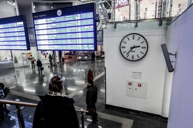 Pięciominutowe spóźnienie na dworcowym zegarze może mieć nieprzyjemne konsekwencje dla podróżnych