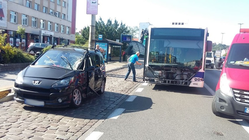 Zderzenie autobusu miejskiego z osobówką na rondzie Jagiellonów w Bydgoszczy. Są ranni!