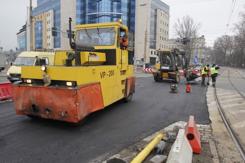 Remontują plac Orląt Lwowskich. Korkują się Podwale i Robotnicza (ZDJĘCIA)