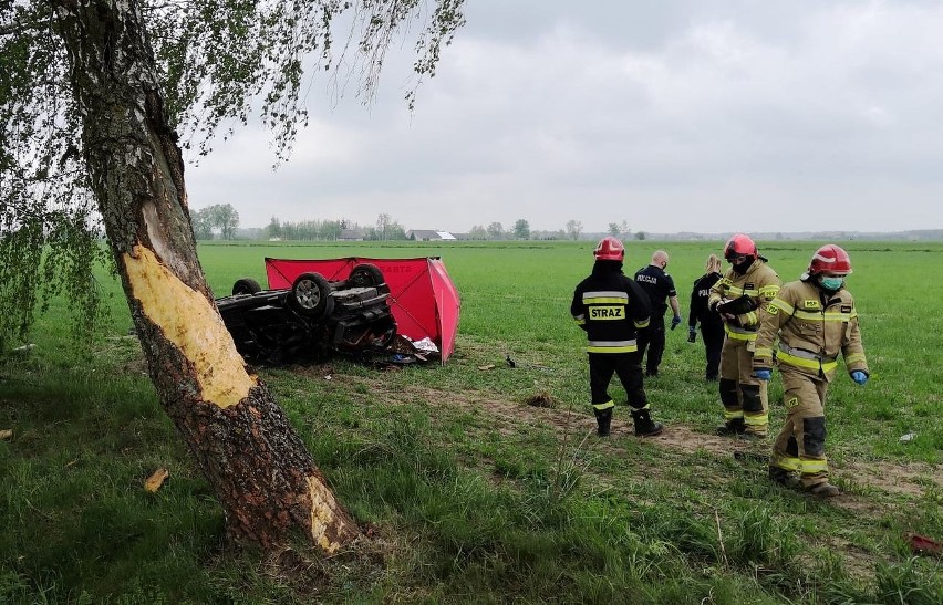 Wypadek w Nienałtach-Szymanach, 15.05.2021. Auto wypadło z drogi i uderzyło w drzewo. Kierowca zmarł