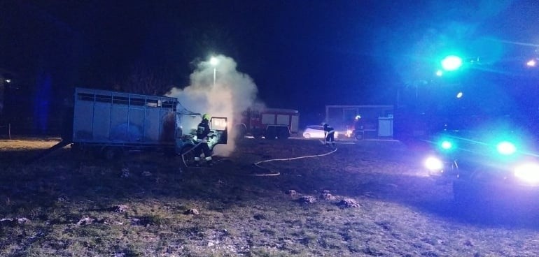 Pożar samochodu dostawczego w Dąbrówce, gm. Czerwonka. 20.12.2021. Zdjęcia