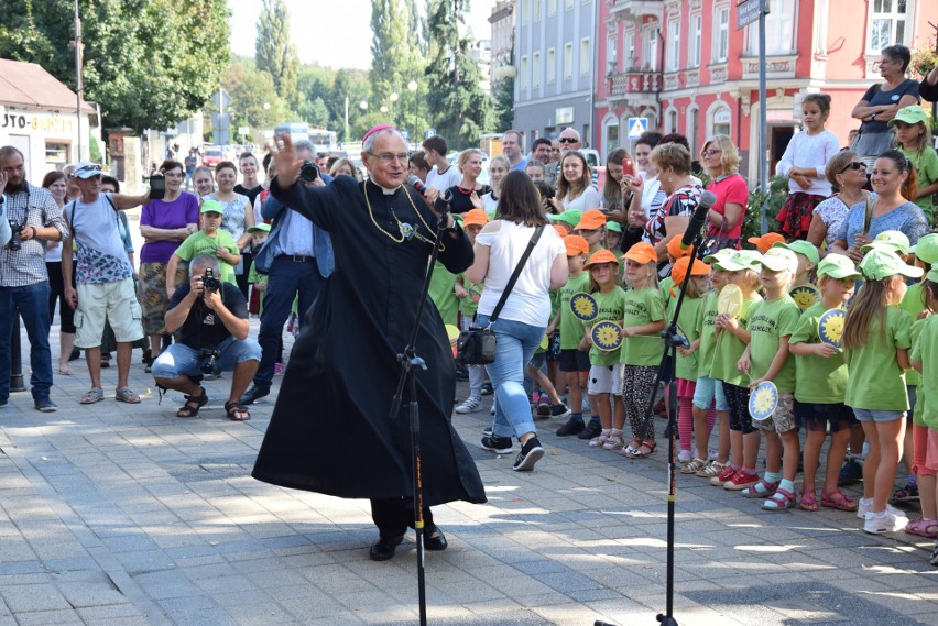 Ks. bp Długosz zatańczył przed dziećmi z Głuchołaz