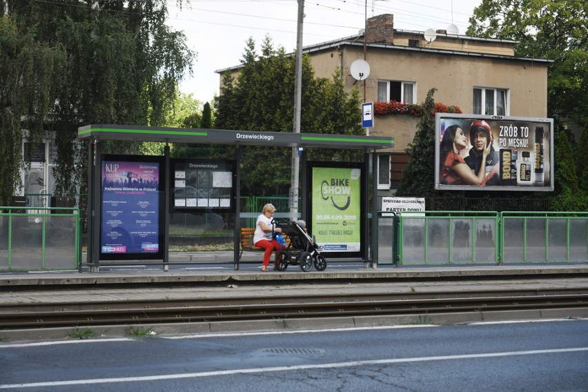 W Poznaniu rozpoczął się proces wymiany wiat przystankowych....