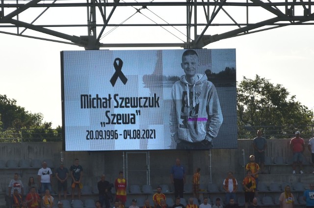 Przed meczem Korony Kielce z Puszczą Niepołomice w Fortuna 1 Lidze wszyscy obecni na stadionie - piłkarze obu drużyn, sędziowie, kibice minutą ciszy uczcili pamięć wiernego kibica Korony - Michała Szewczuka "Szewy". Miał niespełna 25 lat. Na trybunie najwierniejszych fanów był też transparent z napisem "Szewa", upamiętniający zmarłego kibica.Galeria zdjęć na kolejnych slajdach>>>