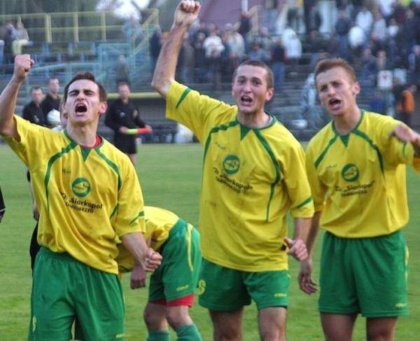 Piłkarze tarnobrzeskiej Siarki (od lewej: Jakub Łuczakowski, Mirosława Kabata i Marcin Pietrucha) znów mieli wielkie powody do wyrażania swej radości.
