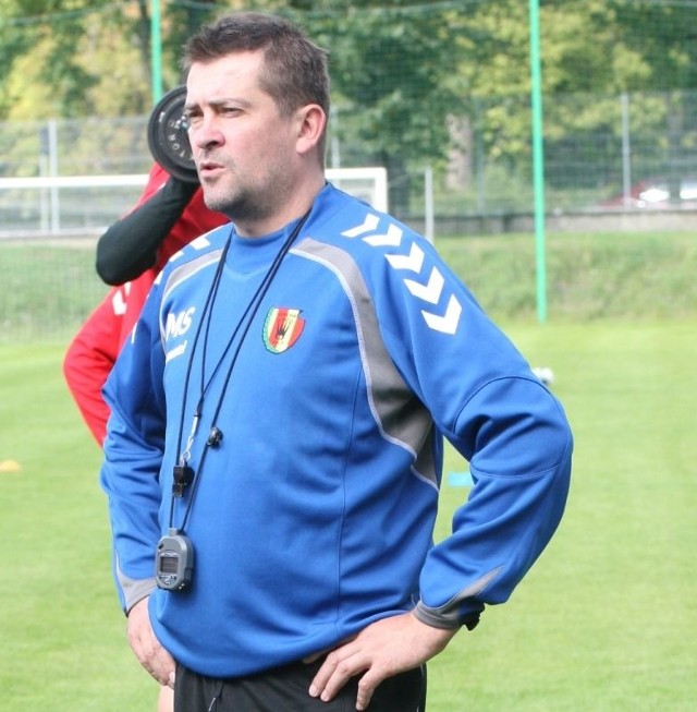 Trener Marcin Sasal zastanawia się, jak ustawić zespół, żeby w piątek wygrać z Legią Warszawa.