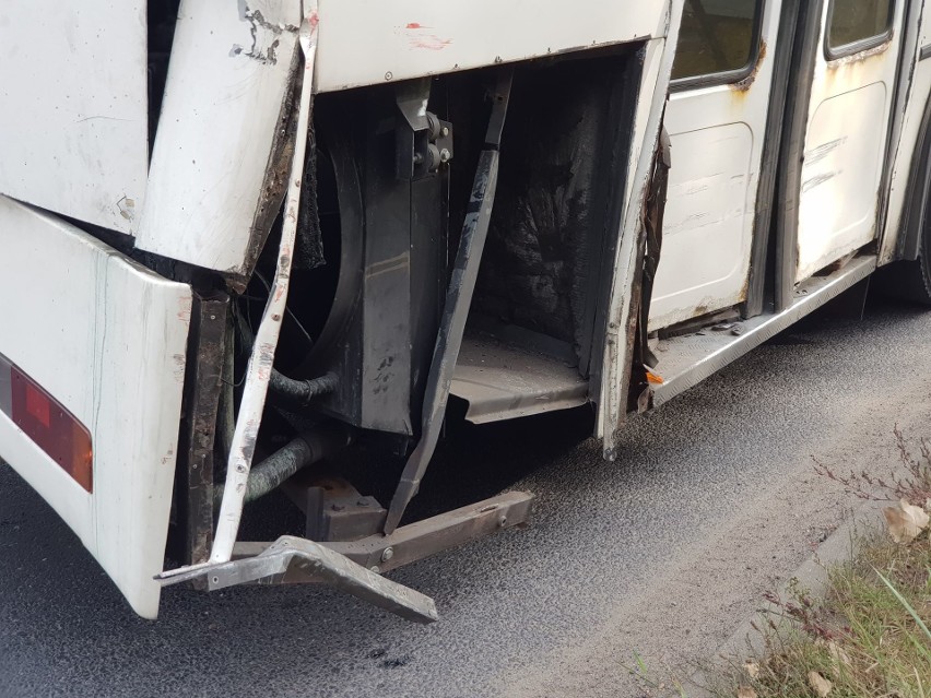 Wykolejony tramwaj po zderzeniu z autobusem na ulicy Wschodniej. Są ranni