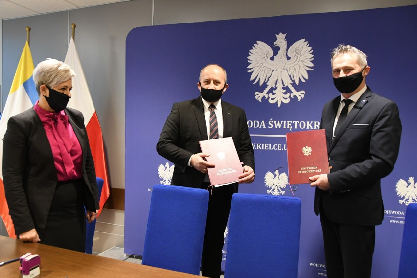 Pod podpisaniu umowy, od lewej: skarbnik gminy i miasta...