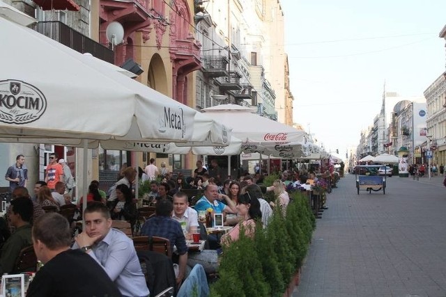 Wszystko wskazuje na to, że w czerwcu wszystkie branże będą już odmrożone. Luzowanie obostrzeń rozpoczęło się 1 maja. Przypominamy, kiedy będzie można wynająć pokój w hotelu, zjeść obiad w restauracji, czy pójść na siłownię. KLIKNIJ DALEJ I SPRAWDŹ HARMONOGRAM LUZOWANIA OBOSTRZEŃ