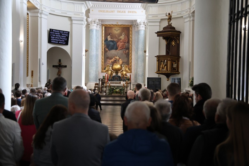 Niedziela Zmartwychwstania w sanktuarium na Świętym Krzyżu. Uroczystej sumie przewodniczył ojciec Marian Puchała. Były tłumy
