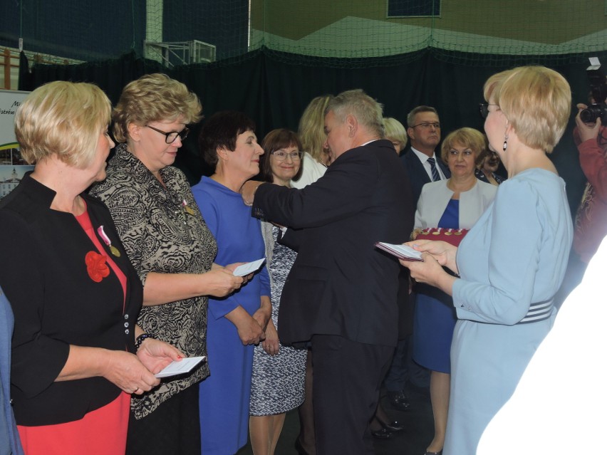 Ostrów Mazowiecka. Dzień Edukacji Narodowej: odznaczenia i nagrody dla najlepszych z subregionu [ZDJĘCIA, WIDEO]