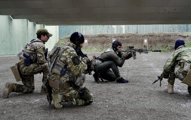 Zdaniem analityków brytyjskiego ministerstwa obrony, kruche morale nadal jest znaczącym słabym punktem dużej części rosyjskich sił zbrojnych. Na zdjęciu: czeczeńscy żołnierze trenują przed wyjazdem na front na Ukrainę.