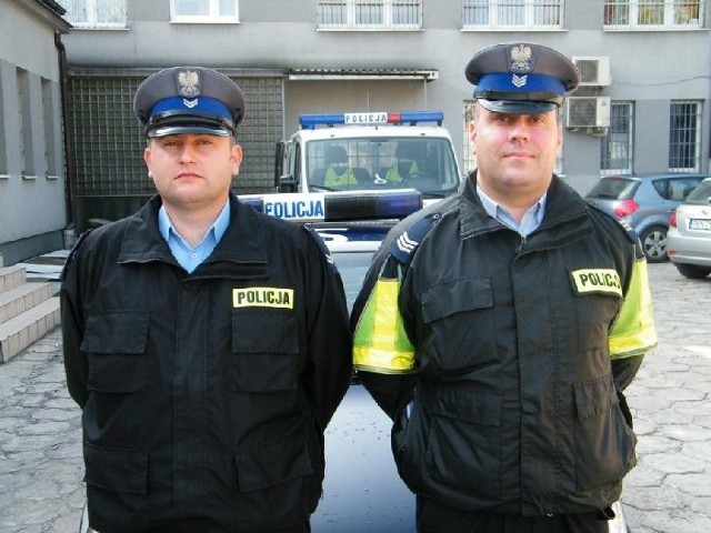 Dariusz Kurczyna i Rafał Gruszka z Posterunku Policji w Skalbmierzu uratowali życie 44-letniemu desperatowi.