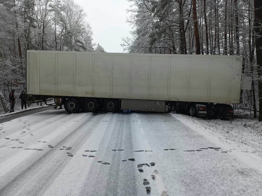 W wyniku zdarzenia poszkodowany został kierowca TIR-a....