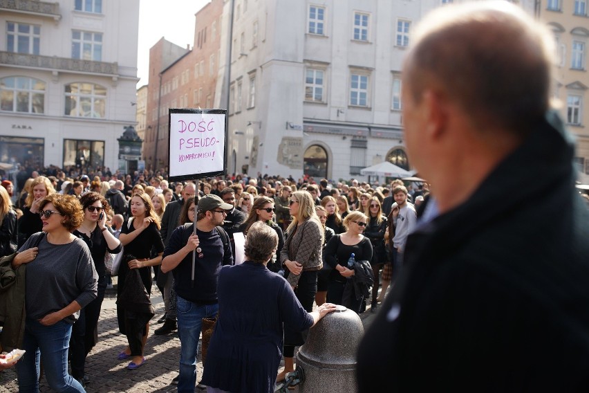 Czarny protest na Rynku Głównym w Krakowie. "Piekło kobiet trwa" [ZDJĘCIA, WIDEO]