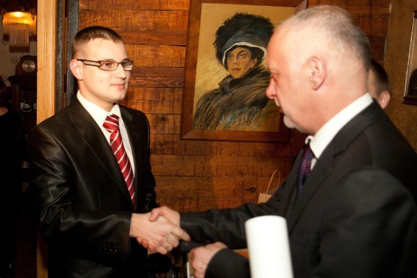 Sylwestrowi Witczakowi, bohaterowi marca 2011 r., gratuluje...