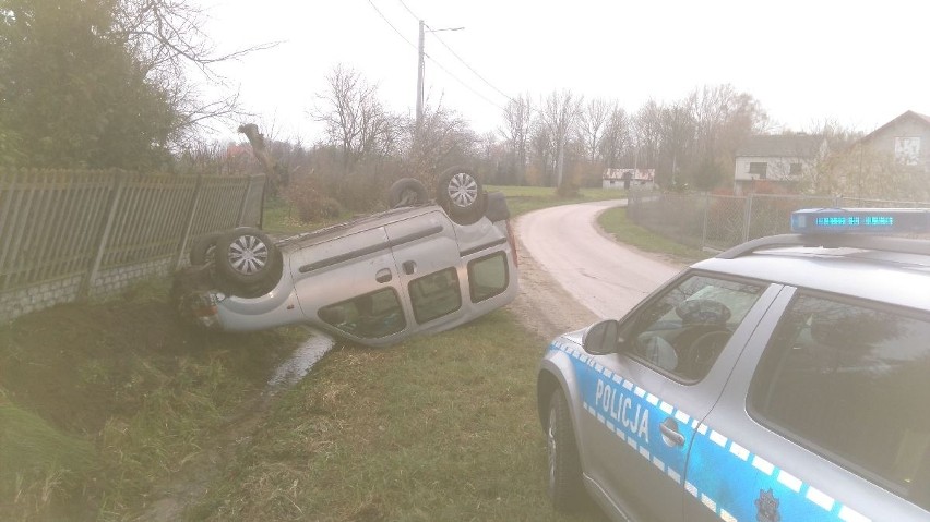 Wypadek koło Buska. Auto dachowało, kierowca z promilami 