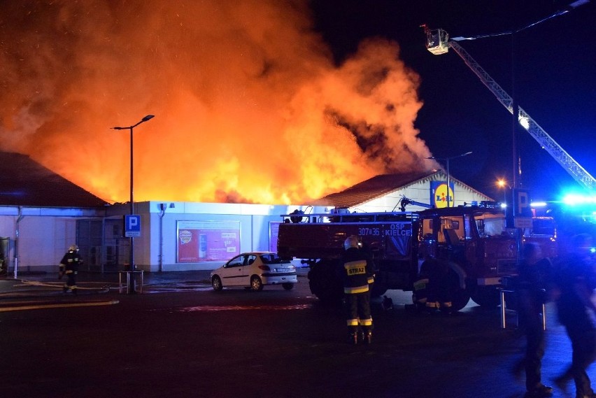 Pożar Lidla w Kielcach do którego doszło w poniedziałek, 24...