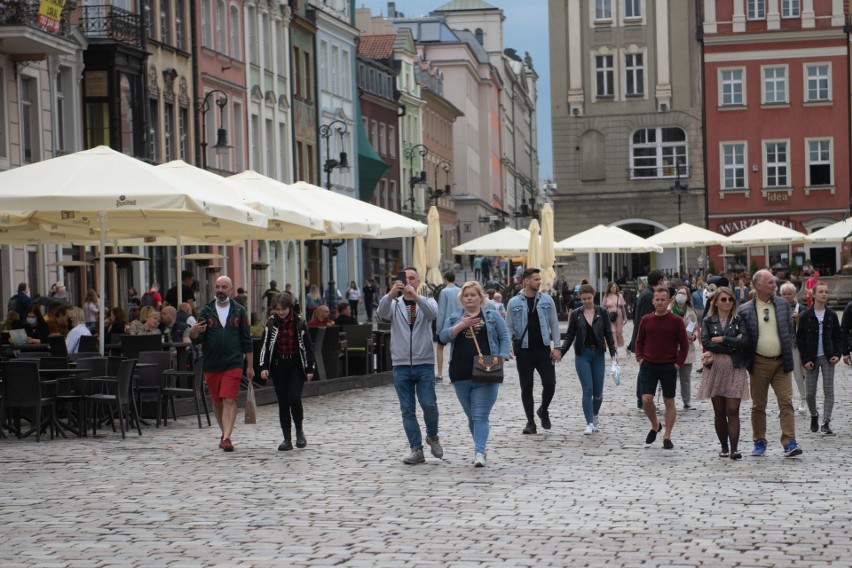 Noc przyniosła tłumy chętnych gości, nie inaczej było za...