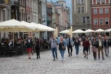 Tłumy na Starym Mieście w Poznaniu i za dnia, jednak mniejsze w porównaniu do nocy. Ogródki gastronomiczne otwarte dla gości. Zobacz zdjęcia