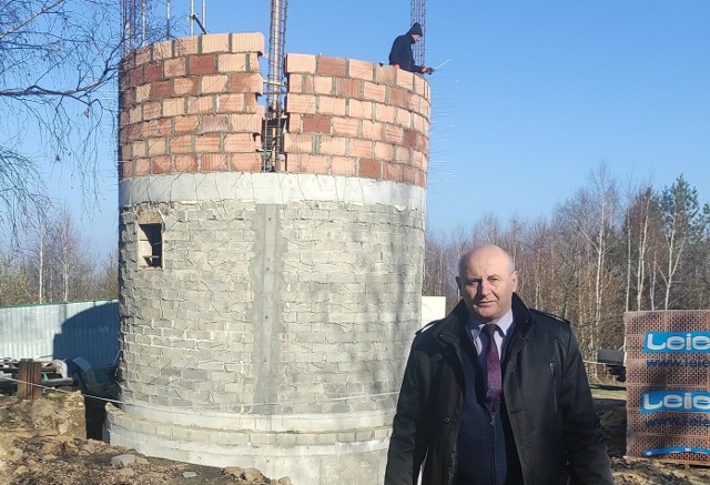 - Tak w tej chwili wygląda stan budowy widokowej wieży na Krakowej Górze - prezentuje wójt Borkowic Robert Fidos.