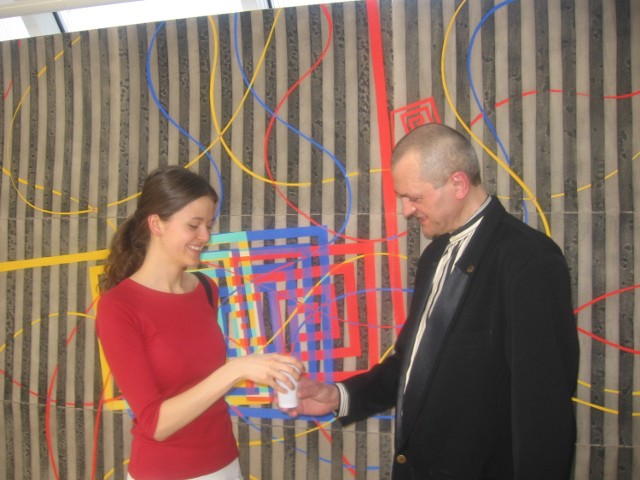 Na zdjęciu Paweł Nowak z córką Anią na tle wielkiej (3mx 2,1 m) pracy, zatytułowanej "Misterium", II nagroda w toruńskim konkursie na "Dzieło Roku 2006".