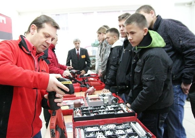 Na zdjęciu: Jacek Mrozik, przedstawiciel firmy "Hilti" z uczniami Technikum Elektrycznego. 
