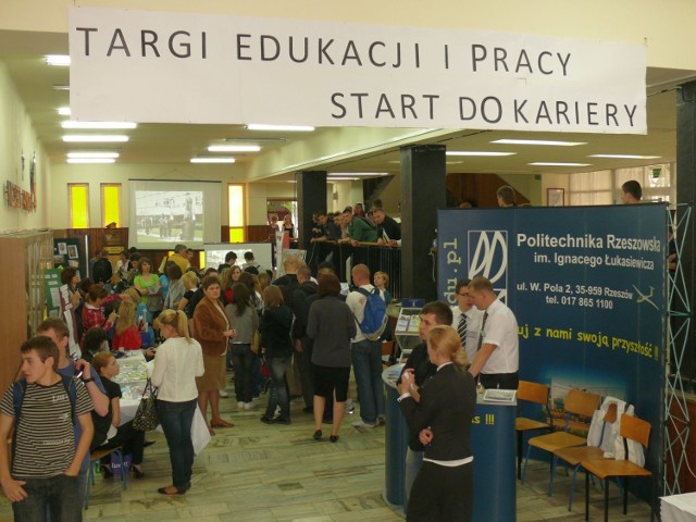Dzień otwarty Centrum Edukacji Zawodowej i targi w holu szkoły.