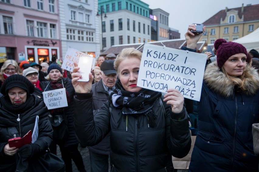 Tysiące osób zaprotestowało w Warszawie i innych miastach. Z...