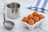 How can I tell when an egg is stale without breaking the shell?  In a package containing 12 or 24 eggs, there are as many as 3-4 stale eggs.  How to recognize a stale egg without breaking the shell?  Be sure to check out some proven methods >>>>> in our gallery”/></a></div>
<div class=