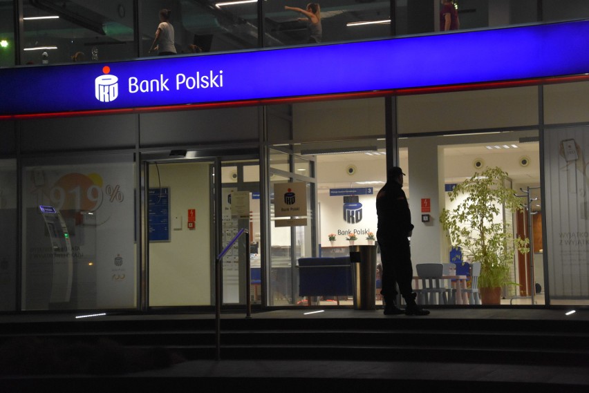 Napad na bank w Rybniku. Napastnik chciał wysadzić budynek ZDJĘCIA