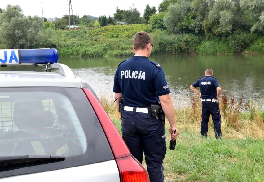 Toruń. Tragiczny finał poszukiwań 21-latka. Jego ciało wyłowiono z Wisły. Policja prowadzi postępowanie