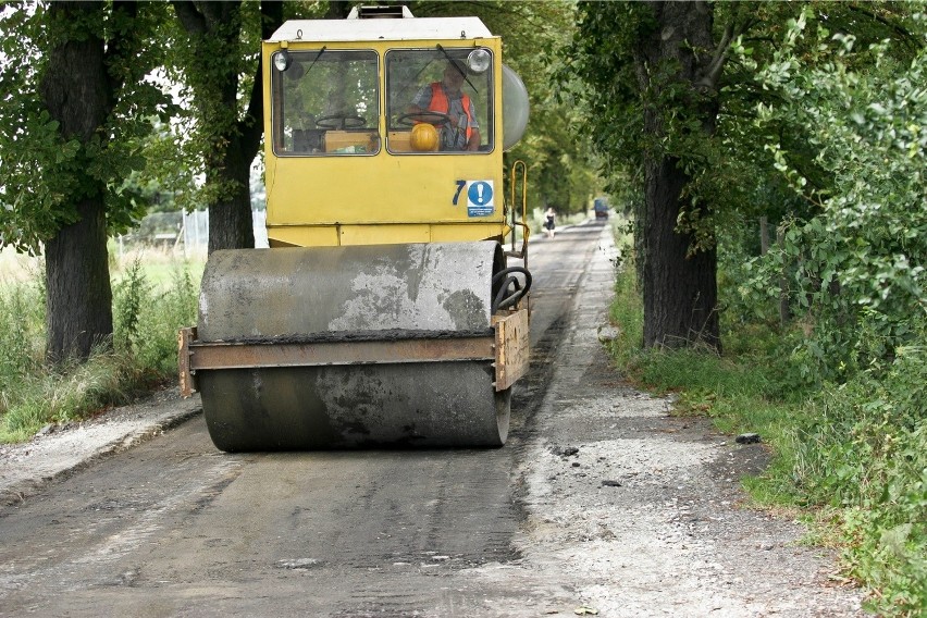 Wrocław: Skanska skończyła remont i "zwija" swój asfalt w Leśnicy (ZDJĘCIA)