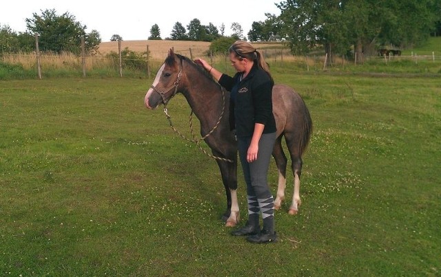 Monika Kuzynowska od 2003 roku powadzi gospodarstwo agroturystyczne Ekodar w Bytowie. Jest instruktorką jazdy konnej. 