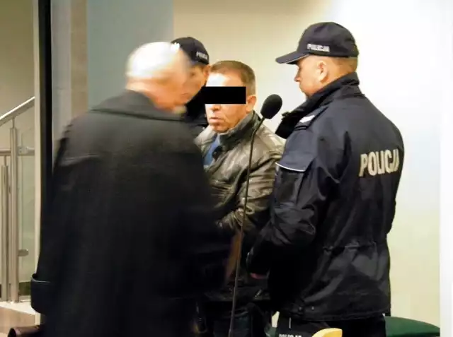 Sławomira W., pseudonim "Generał" do ostrołęckiego sądu przywieźli policjanci z Białegostoku (gdzie przebywa obecnie w areszcie za oszustwo)
