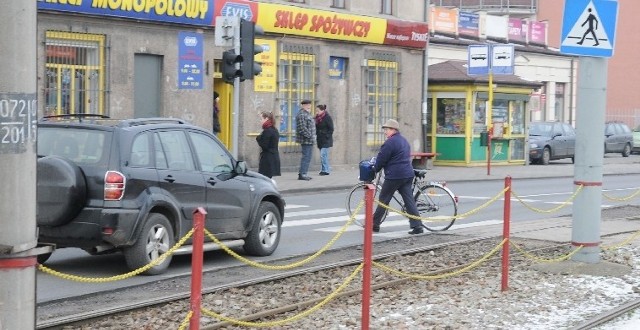 został skazany za śmiertelne potrącenie na pasach pieszego, który wbiegł pod samochód na czerwonym świetle