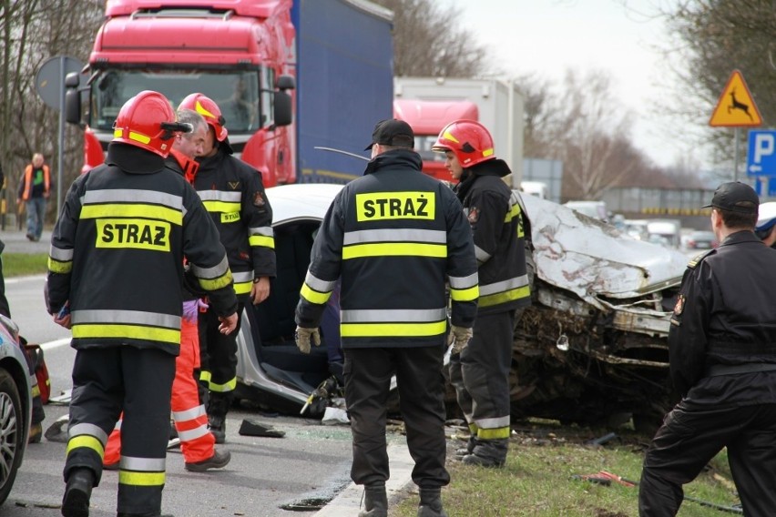 Wypadek w Gliwicach na DK 78 w stronę Knurowa. Dwie osoby ranne. Samochód wjechał w drzewo