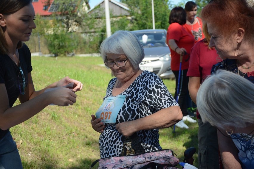 Seniorzy z gminy Daleszyce w rajdzie Nordic Walking. Dzień pełen wrażeń zakończył się tańcami pod chmurką