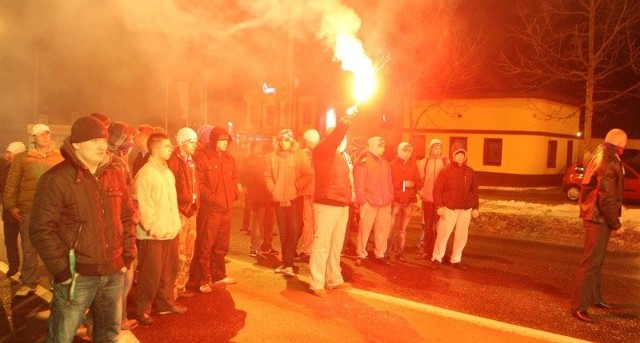 Kibice słupskich klubów oraz sympatycy innych klubów z Pomorza uczcili na miejscu tragedii przy ulicy Szczecińskiej 13. rocznicę śmierci Przemka Czai.