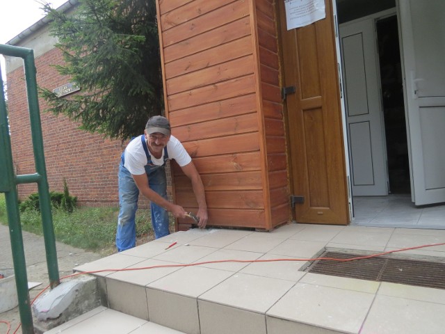 Dariusz Okólski przy pracach remontowych w Niepublicznym Przedszkolu w Otłoczynie