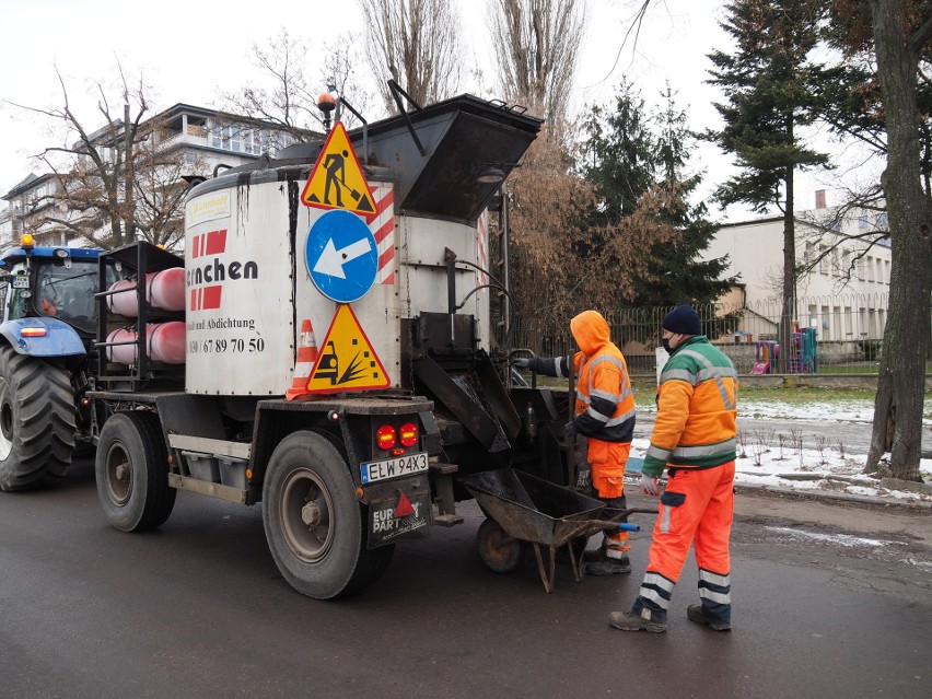 Urzędnicy nie ukrywają, że pracy jest sporo. Zwykle...