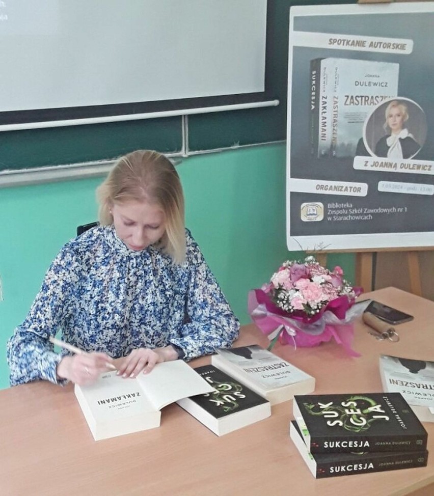 Pisarka Joanna Dulewicz spotkała się z uczniami Zespołu Szkół Zawodowych w Starachowicach w Międzynarodowy Dzień Pisarzy