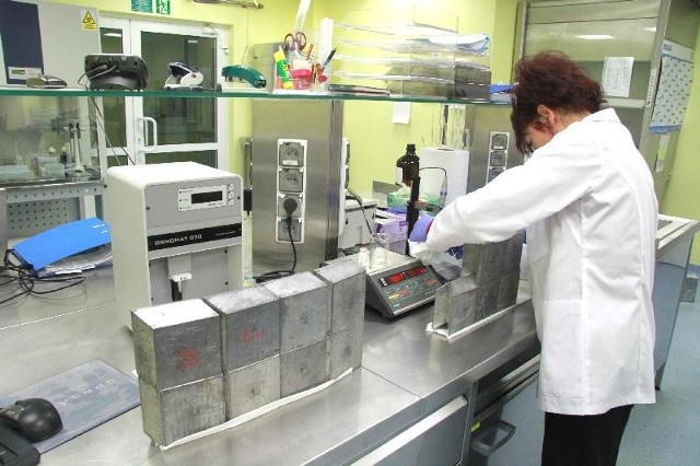 W pracowni Zakładu Medycyny Nuklearnej z izotopu promieniotwórczego przygotowuje się radiofarmaceutyki.