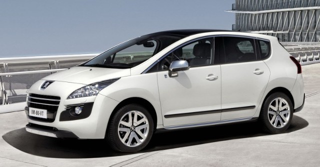 Na stosiku Peugeota można obejrzeć 3008 HYbrid4, czyli auto napędzane silnikiem Diesla oraz elektrycznym.